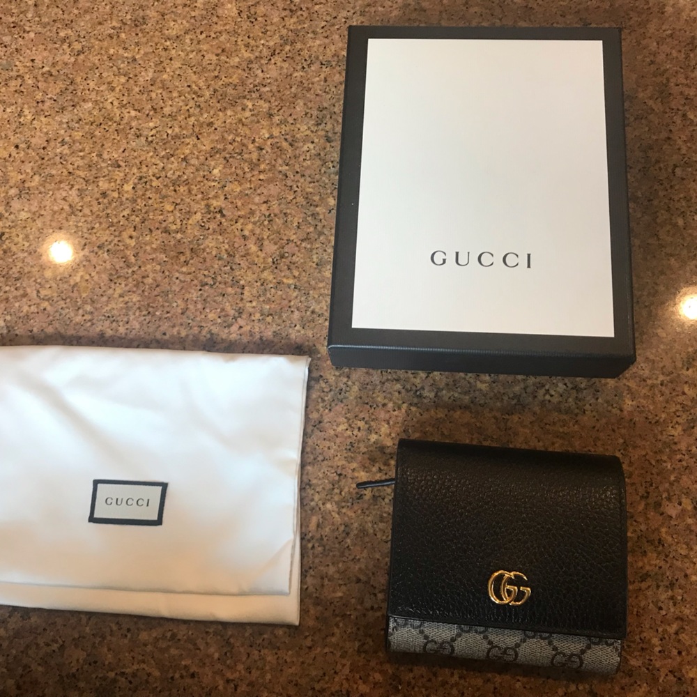 New Gucci Wallet with box and sleeve